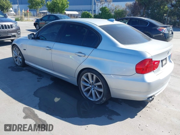 2009 BMW 3 Series 328i z VIN WBAPH73529E126672, wystawiony jako IAAI lot #42269002 z przebiegiem 146 329 mil mil oraz . Historia ofert i sprzedaży dostępna na DreamBid. Obrazek 3.