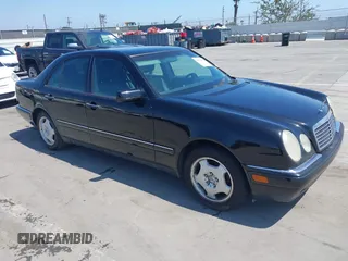 1999 Mercedes-Benz E 320 z VIN WDBJF70H0XA776004, wystawiony jako IAAI lot #42502705 z przebiegiem 196 989 mil mil oraz . Historia ofert i sprzedaży dostępna na DreamBid. Obrazek 1.