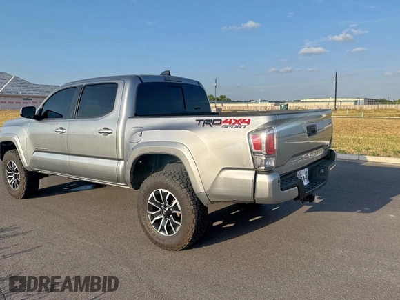 2023 Toyota Tacoma SR z VIN 3TMCZ5AN4PM566647, wystawiony jako Copart lot #60572355 z przebiegiem 43 666 mil mil oraz Czysty tytuł • Clean title. Historia ofert i sprzedaży dostępna na DreamBid. Obrazek 3.