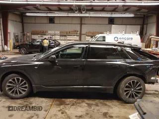 2024 Cadillac LYRIQ Sport z VIN 1GYKPTRL4RZ104562, wystawiony jako IAAI lot #41543433 z przebiegiem 50 121 mil mil oraz . Historia ofert i sprzedaży dostępna na DreamBid. Obrazek 15.