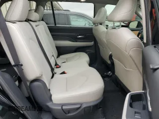 2024 Toyota Highlander XLE z VIN 5TDAAAB5XRS040998, wystawiony jako Copart lot #49960055 z przebiegiem 12 978 mil mil oraz Szkoda całkowita • Salvage title. Historia ofert i sprzedaży dostępna na DreamBid. Obrazek 11.