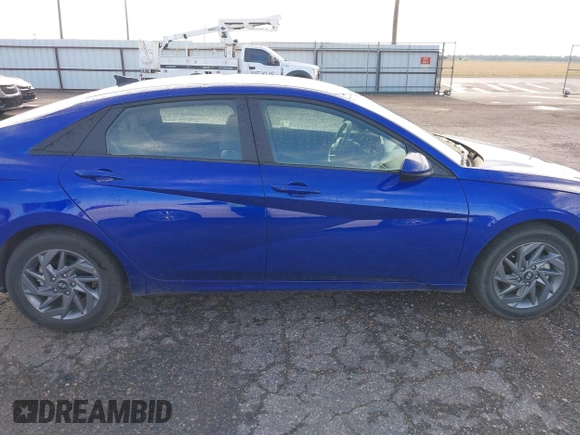 2024 Hyundai Elantra SEL z VIN KMHLM4DG5RU823587, wystawiony jako IAAI lot #42475697 z przebiegiem 27 753 mil mil oraz . Historia ofert i sprzedaży dostępna na DreamBid. Obrazek 13.