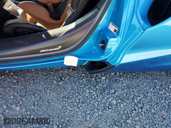 2023 McLaren Artura z VIN SBM16AEA2PW001739, wystawiony jako Copart lot #81910384 z przebiegiem 3871 mil mil oraz Szkody całkowita. Historia ofert i sprzedaży dostępna na DreamBid. Obrazek 12.