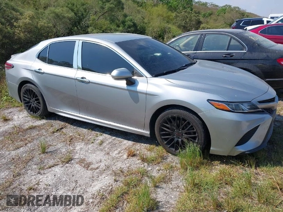 2018 Toyota Camry LE z VIN 4T1B11HK8JU155953, wystawiony jako IAAI lot #40609365 z przebiegiem 53 296 mil mil oraz . Historia ofert i sprzedaży dostępna na DreamBid. Obrazek 1.