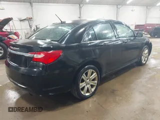 2013 Chrysler 200 Touring z VIN 1C3CCBBB3DN539112, wystawiony jako IAAI lot #42244535 z przebiegiem 235 413 mil mil oraz . Historia ofert i sprzedaży dostępna na DreamBid. Obrazek 4.