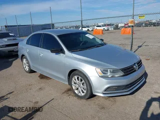 2015 Volkswagen Jetta SE z VIN 3VWD17AJ2FM281820, wystawiony jako IAAI lot #42476717 z przebiegiem 147 815 mil mil oraz . Historia ofert i sprzedaży dostępna na DreamBid. Obrazek 1.