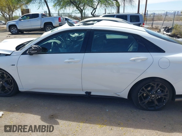 2025 Hyundai Elantra N Line z VIN KMHLR4DF5SU864350, wystawiony jako IAAI lot #42072593 z przebiegiem 7 092 mil mil oraz . Historia ofert i sprzedaży dostępna na DreamBid. Obrazek 14.