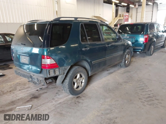 1998 Mercedes-Benz M-Class with VIN 4JGAB54E1WA011086, listed as a IAAI auction lot 41534717 with 186,273 mi miles. Bid and sale history available at carsss.com. Image 4.
