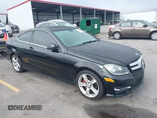 2013 Mercedes-Benz C 250 z VIN WDDGJ4HB9DG057910, wystawiony jako IAAI lot #42106146 z przebiegiem 143 096 mil mil oraz . Historia ofert i sprzedaży dostępna na DreamBid. Obrazek 1.