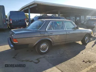 1981 Mercedes-Benz 300 D с VIN WDBAB30A6BB226915, выставлен на аукционе Copart как лот 87743925 с пробегом 241 960 миль миль и Списание • Salvage title. История ставок и продаж доступна на DreamBid. Изображение 3.