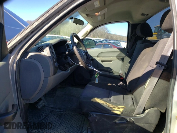2011 GMC Sierra 1500 Work Truck z VIN 1GTN1TEX2BZ134100, wystawiony jako Copart lot #42970685 z przebiegiem 158 351 mil mil oraz Czysty tytuł • Clean title. Historia ofert i sprzedaży dostępna na DreamBid. Obrazek 7.