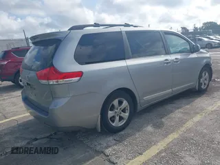 2014 Toyota Sienna LE AAS z VIN 5TDKK3DC8ES448581, wystawiony jako IAAI lot #39942249 z przebiegiem 158 131 mil mil oraz . Historia ofert i sprzedaży dostępna na DreamBid. Obrazek 4.