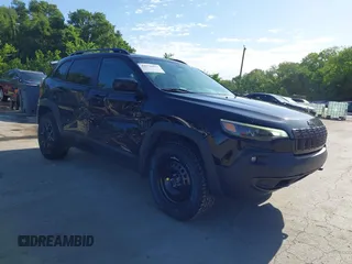 2019 Jeep Cherokee Latitude z VIN 1C4PJMCX2KD473275, wystawiony jako IAAI lot #42276497 z przebiegiem 123 117 mil mil oraz . Historia ofert i sprzedaży dostępna na DreamBid. Obrazek 1.