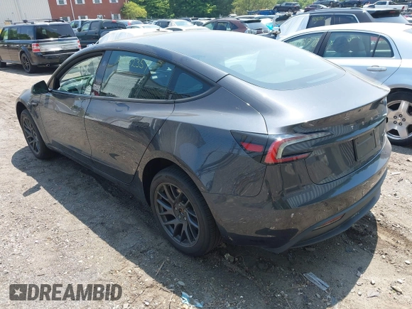 2025 Tesla Model 3 Long Range z VIN 5YJ3E1EBXSF890929, wystawiony jako IAAI lot #42452359 z przebiegiem 2 469 mil mil oraz . Historia ofert i sprzedaży dostępna na DreamBid. Obrazek 3.