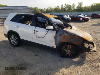 2014 Kia Sorento LX z VIN 5XYKTDA62EG490243, wystawiony jako Copart lot #53523275 z przebiegiem Nie podano mil oraz Nie do naprawy • Non repairable. Historia ofert i sprzedaży dostępna na DreamBid. Obrazek 4.