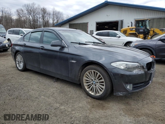 2011 BMW 5 Series 550i z VIN WBAFR9C58BC757285, wystawiony jako Copart lot #49104645 z przebiegiem 137 217 mil mil oraz Czysty tytuł • Clean title. Historia ofert i sprzedaży dostępna na DreamBid. Obrazek 4.