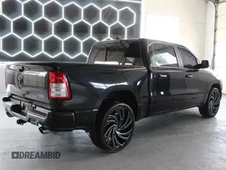 2019 Ram 1500 Big Horn z VIN 1C6SRFFT3KN780768, wystawiony jako Copart lot #61041775 z przebiegiem 93 415 mil mil oraz Czysty tytuł • Clean title. Historia ofert i sprzedaży dostępna na DreamBid. Obrazek 3.