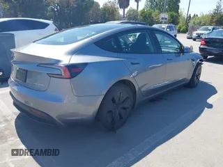2025 Tesla Model 3 Long Range z VIN 5YJ3E1EB9SF873801, wystawiony jako IAAI lot #42141255 z przebiegiem 1612 mil mil oraz . Historia ofert i sprzedaży dostępna na DreamBid. Obrazek 4.