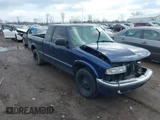 2000 Chevrolet S-10 LS with VIN 1GCCS19WXY8242120, listed as a IAAI auction lot 41675109 with 196,408 mi miles. Bid and sale history available at carsss.com. Image 1.