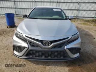2022 Toyota Camry SE z VIN 4T1G11AK0NU666336, wystawiony jako Copart lot #41667525 z przebiegiem 68 545 mil mil oraz Szkoda całkowita • Salvage title. Historia ofert i sprzedaży dostępna na DreamBid. Obrazek 5.