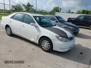 2005 Toyota Camry LE z VIN 4T1BE30K65U568049, wystawiony jako IAAI lot #42453538 z przebiegiem 182 375 mil mil oraz . Historia ofert i sprzedaży dostępna na DreamBid. Obrazek 1.