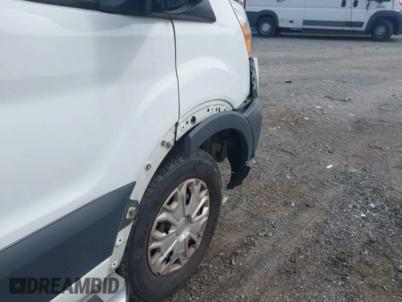 2015 Ford Transit Cargo z VIN 1FTNR1ZM5FKA65799, wystawiony jako IAAI lot #42473586 z przebiegiem 99 756 mil mil oraz . Historia ofert i sprzedaży dostępna na DreamBid. Obrazek 6.