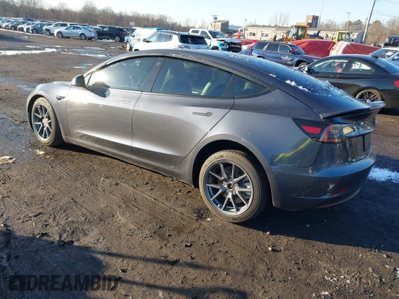 2022 Tesla Model 3 Long Range z VIN 5YJ3E1EB0NF154246, wystawiony jako IAAI lot #41190673 z przebiegiem 85 244 mil mil oraz . Historia ofert i sprzedaży dostępna na DreamBid. Obrazek 3.