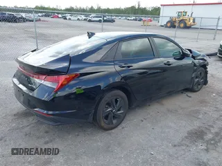 2023 Hyundai Elantra Blue z VIN KMHLM4AJ8PU043144, wystawiony jako IAAI lot #42357892 z przebiegiem 46 026 mil mil oraz . Historia ofert i sprzedaży dostępna na DreamBid. Obrazek 4.