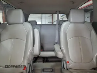 2014 GMC Acadia SLT z VIN 1GKKVRKD9EJ139984, wystawiony jako Copart lot #51496205 z przebiegiem 119 336 mil mil oraz Szkody całkowita. Historia ofert i sprzedaży dostępna na DreamBid. Obrazek 10.
