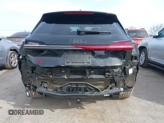 2024 Audi Q8 e-tron z VIN WA16AAGE2RB031437, wystawiony jako IAAI lot #41761720 z przebiegiem 19 579 mil mil oraz . Historia ofert i sprzedaży dostępna na DreamBid. Obrazek 6.