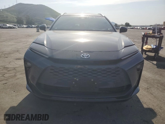 2025 Toyota Crown XLE z VIN JTDACAAJ5S3013692, wystawiony jako Copart lot #52054165 z przebiegiem 8 591 mil mil oraz Szkoda całkowita • Salvage title. Historia ofert i sprzedaży dostępna na DreamBid. Obrazek 5.