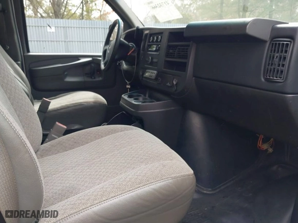 2015 GMC Savana Cargo Van with VIN 1GTW7FCF0F1908220, listed as a IAAI auction lot 41732366 with 286,698 mi miles. Bid and sale history available at carsss.com. Image 5.