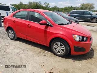 2014 Chevrolet Sonic LT z VIN 1G1JC5SH9E4173410, wystawiony jako Copart lot #55698145 z przebiegiem 97 106 mil mil oraz Nie do naprawy. Historia ofert i sprzedaży dostępna na DreamBid. Obrazek 4.