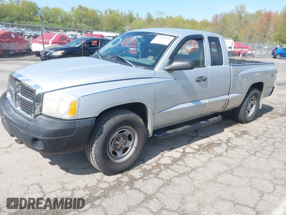2005 Dodge Dakota ST with VIN 1D7HW22K35S129167, listed as a IAAI auction lot 42190094 with 121,215 mi miles. Bid and sale history available at carsss.com. Image 2.