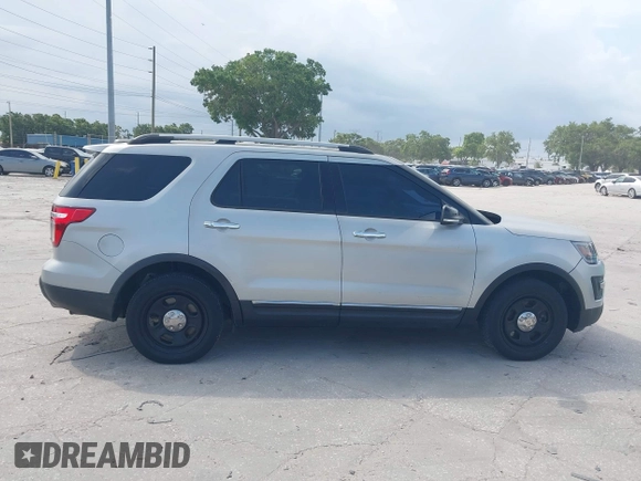 2018 Ford Police Interceptor Utility z VIN 1FM5K8AR4JGC95328, wystawiony jako IAAI lot #42295227 z przebiegiem 119 872 mil mil oraz . Historia ofert i sprzedaży dostępna na DreamBid. Obrazek 13.