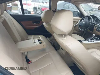 2013 BMW 3 Series 328i xDrive z VIN WBA3B3C53DF531564, wystawiony jako IAAI lot #41927678 z przebiegiem Nie podano mil oraz . Historia ofert i sprzedaży dostępna na DreamBid. Obrazek 8.
