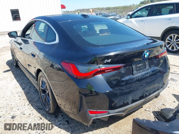 2024 BMW i4 xDrive40 z VIN WBY83FB05RFS37070, wystawiony jako IAAI lot #41975207 z przebiegiem 8 304 mil mil oraz . Historia ofert i sprzedaży dostępna na DreamBid. Obrazek 3.