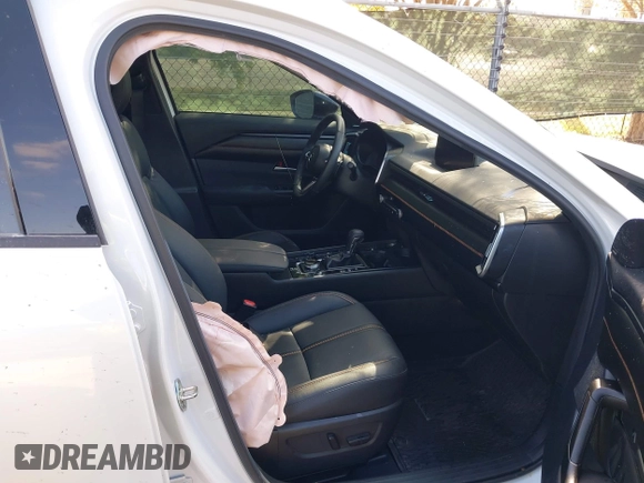 2024 Mazda CX-50 Premium z VIN 7MMVABDY3RN207237, wystawiony jako IAAI lot #41044580 z przebiegiem 3381 mil mil oraz . Historia ofert i sprzedaży dostępna na DreamBid. Obrazek 5.