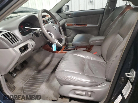 2003 Toyota Camry LE z VIN 4T1BF30K23U058761, wystawiony jako Copart lot #51286985 z przebiegiem 90 143 mil mil oraz Nie do naprawy • Non repairable. Historia ofert i sprzedaży dostępna na DreamBid. Obrazek 7.