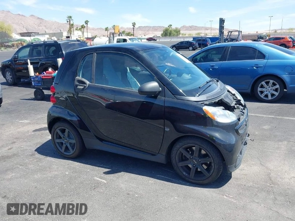 2015 Smart fortwo Passion z VIN WMEEJ3BA0FK812651, wystawiony jako IAAI lot #42063112 z przebiegiem 25 270 mil mil oraz . Historia ofert i sprzedaży dostępna na DreamBid. Obrazek 1.