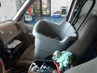 2000 Ford Explorer XLT z VIN 1FMZU83P1YZC54998, wystawiony jako IAAI lot #41613856 z przebiegiem 225 855 mil mil oraz . Historia ofert i sprzedaży dostępna na DreamBid. Obrazek 5.