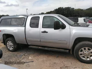 2012 Chevrolet Silverado 2500HD LT z VIN 1GC2KXCG1CZ337684, wystawiony jako IAAI lot #40494392 z przebiegiem Nie podano mil oraz . Historia ofert i sprzedaży dostępna na DreamBid. Obrazek 13.