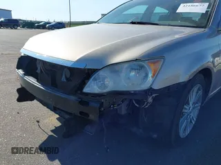 2008 Toyota Avalon XL z VIN 4T1BK36B48U256087, wystawiony jako IAAI lot #42186677 z przebiegiem 191 974 mil mil oraz . Historia ofert i sprzedaży dostępna na DreamBid. Obrazek 6.