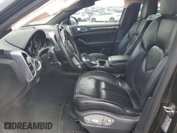 2017 Porsche Cayenne z VIN WP1AA2A20HKA80248, wystawiony jako Copart lot #56482555 z przebiegiem Nie podano mil oraz Szkoda całkowita • Salvage title. Historia ofert i sprzedaży dostępna na DreamBid. Obrazek 7.