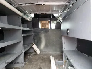 2022 GMC Savana Cargo z VIN 1GTW7AFP6N1148400, wystawiony jako Copart lot #55868185 z przebiegiem 27 226 mil mil oraz Szkoda całkowita • Salvage title. Historia ofert i sprzedaży dostępna na DreamBid. Obrazek 10.