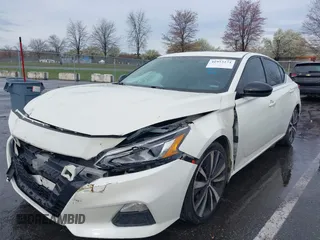 2019 Nissan Altima SR with VIN 1N4BL4CV4KN319945, listed as a IAAI auction lot 41953274 with 131,402 mi miles and . Bid and sale history available at carsss.com. Image 6.