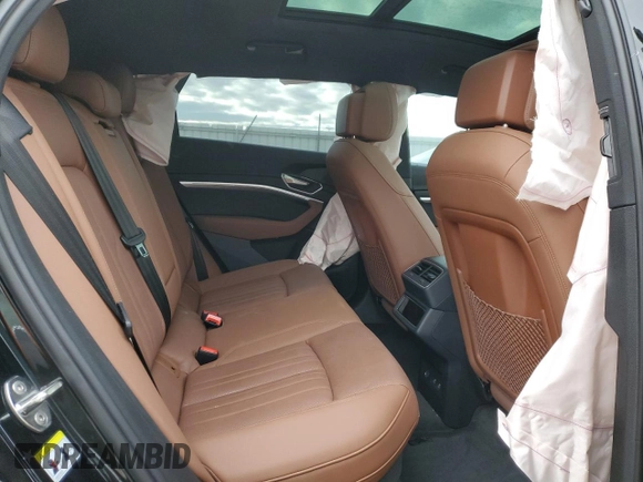 2024 Audi Q8 e-tron Premium Plus z VIN WA15AAGE3RB027165, wystawiony jako Copart lot #42250375 z przebiegiem 15 926 mil mil oraz Szkoda całkowita • Salvage title. Historia ofert i sprzedaży dostępna na DreamBid. Obrazek 10.