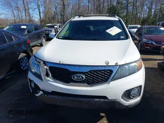 2013 Kia Sorento LX z VIN 5XYKT3A67DG348527, wystawiony jako IAAI lot #41877162 z przebiegiem 348 914 mil mil oraz . Historia ofert i sprzedaży dostępna na DreamBid. Obrazek 12.