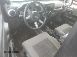 2010 Jeep Wrangler Sahara z VIN 1J4GA5D18AL182858, wystawiony jako Copart lot #57601695 z przebiegiem Nie podano mil oraz Czysty tytuł • Clean title. Historia ofert i sprzedaży dostępna na DreamBid. Obrazek 8.