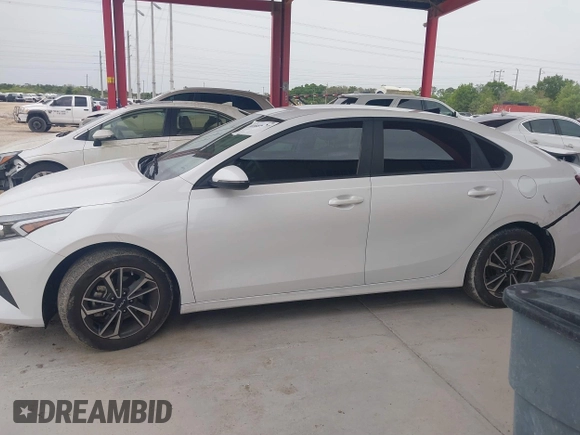 2023 Kia Forte LXS z VIN 3KPF24AD4PE612653, wystawiony jako IAAI lot #41660877 z przebiegiem 16 920 mil mil oraz . Historia ofert i sprzedaży dostępna na DreamBid. Obrazek 14.